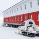 Una moto de nieve está estacionada junto a un edificio en la base militar del norte de Rusia en la isla de Kotelny.